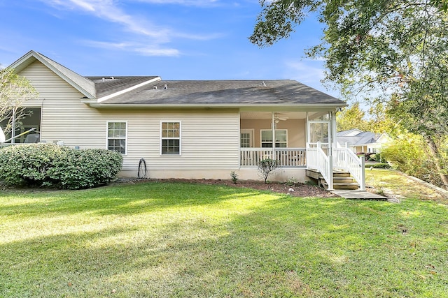 view of front of property featuring a front lawn and a porch