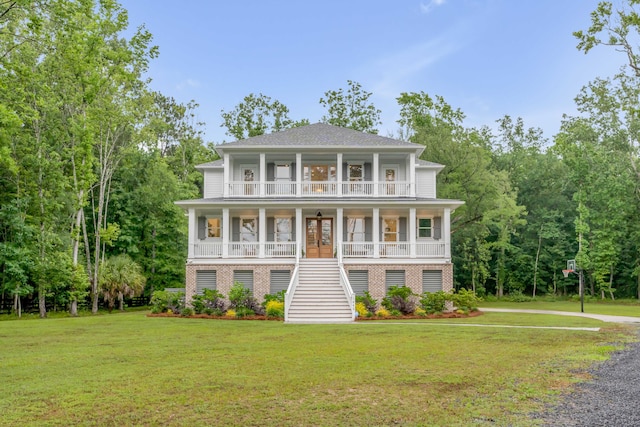 view of front of property featuring a front yard and covered porch