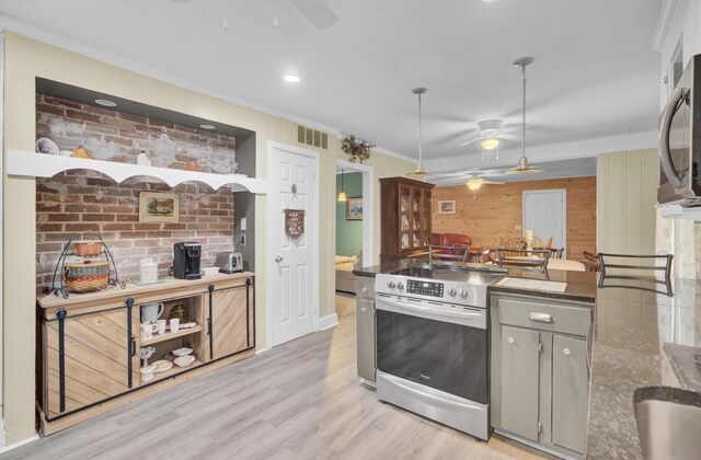 kitchen featuring ceiling fan, pendant lighting, sink, kitchen peninsula, and stainless steel appliances