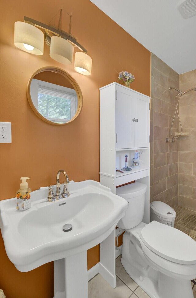 full bathroom with shower / tub combo with curtain, sink, and toilet