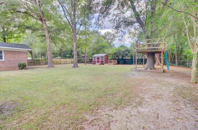 view of yard with a storage shed