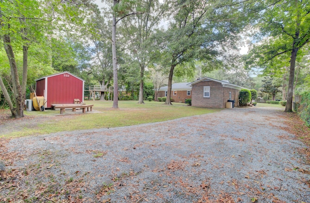 view of yard with a storage shed