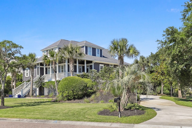 view of front of home featuring a front lawn