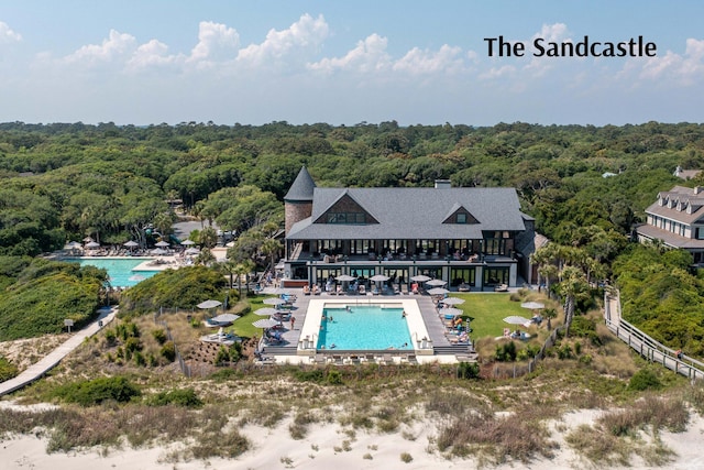birds eye view of property featuring a wooded view