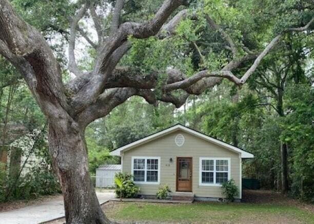 418 Meritta Ave, Beaufort, SC 29902 - view of front facade with a forest view