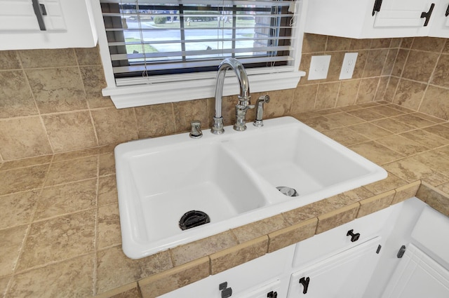 bathroom featuring a sink