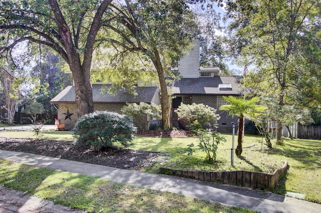 view of front of property featuring a front lawn