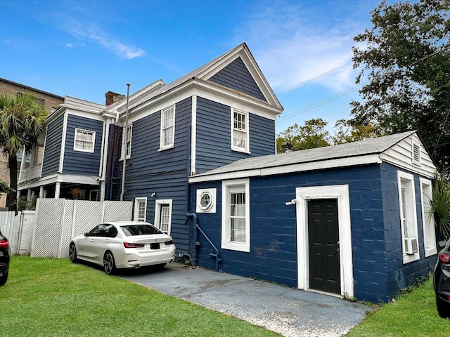 view of front of house with a front lawn