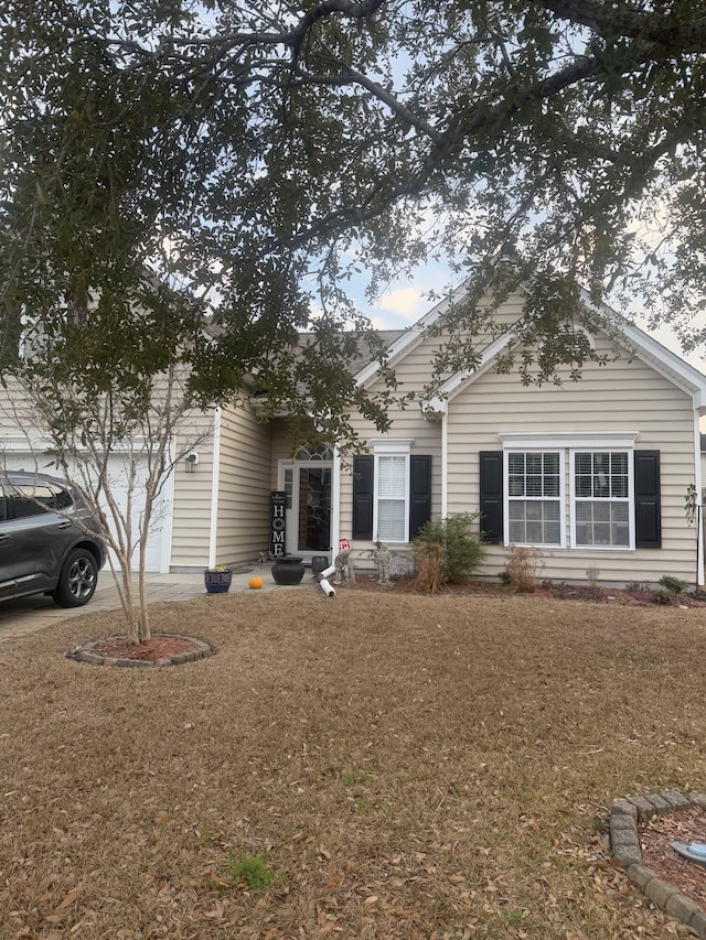 view of front facade featuring a front yard