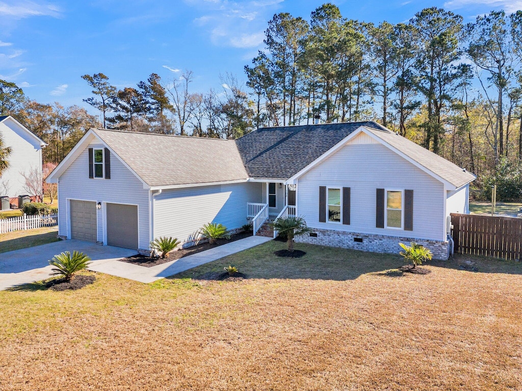 view of front of property featuring a front yard