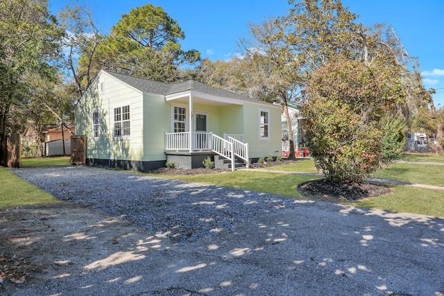 view of front facade featuring a front lawn