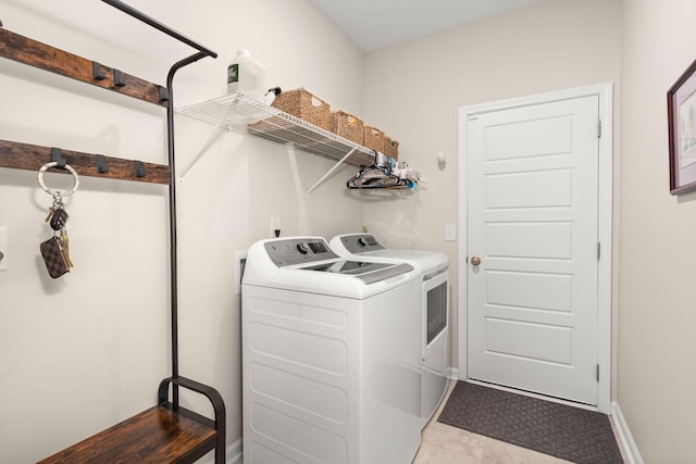 washroom featuring laundry area, baseboards, and independent washer and dryer