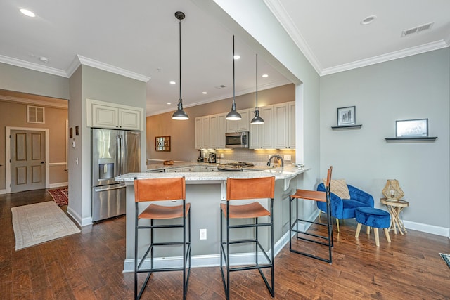 kitchen featuring a kitchen breakfast bar, a peninsula, visible vents, appliances with stainless steel finishes, and dark wood-style flooring