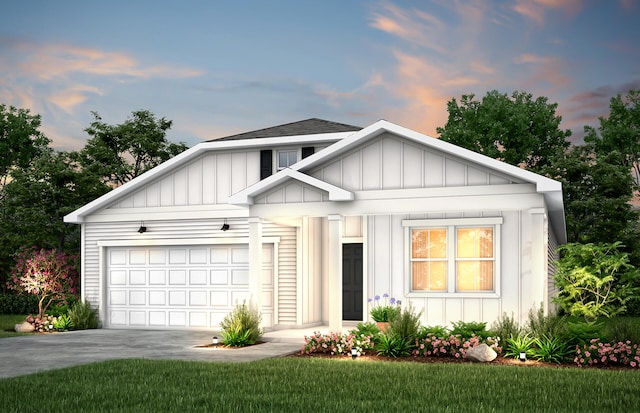 view of front facade featuring a garage and a yard