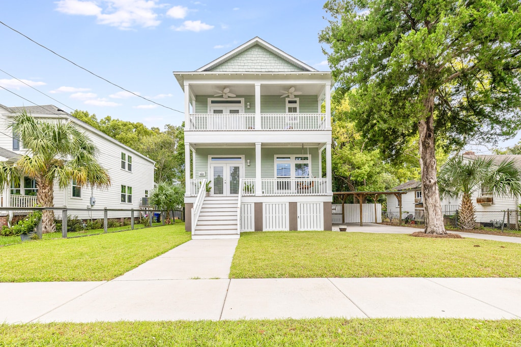 view of front facade featuring a porch, a front lawn, and ceiling fan