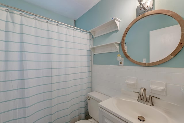full bathroom featuring a shower with curtain, tile walls, vanity, and toilet
