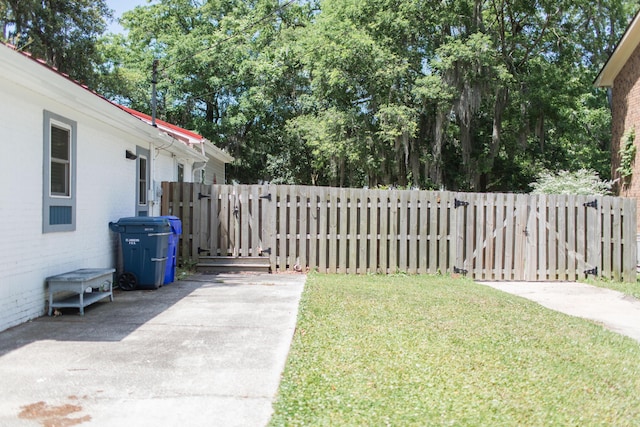 view of yard featuring a patio