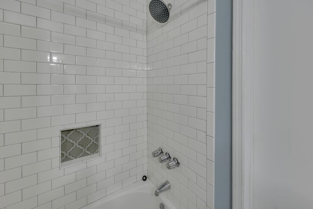 bathroom with tiled shower / bath combo