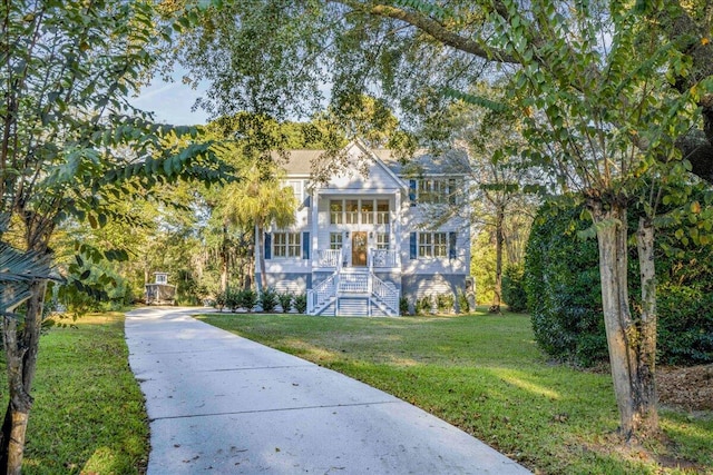 view of front facade featuring a front yard