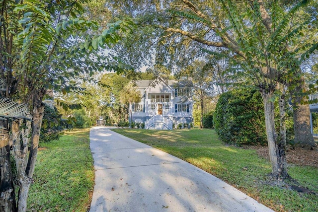 view of front facade featuring a front lawn