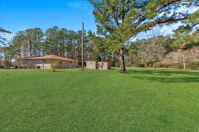 view of yard with an outbuilding