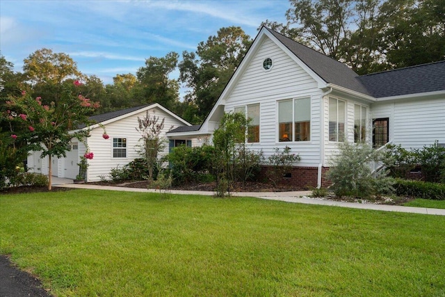 view of front of property featuring a front lawn