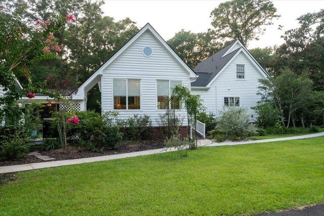 view of front of property with a front yard