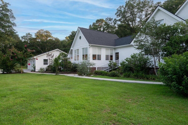 view of front of property featuring a front lawn