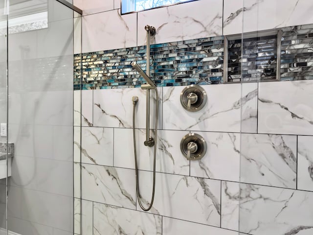 bathroom featuring tiled shower