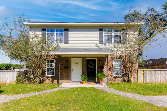 view of front property featuring a front lawn