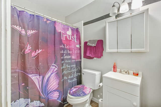 bathroom with a shower with curtain, vanity, and toilet