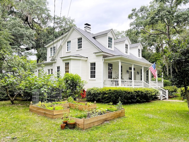 view of front of property featuring a front lawn and covered porch