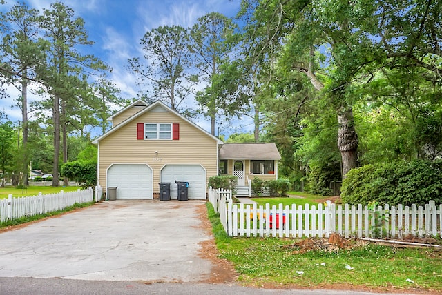 view of front facade featuring a garage and a front yard