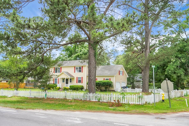 view of front of home featuring a front lawn