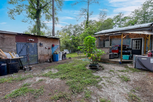 view of yard featuring an outbuilding