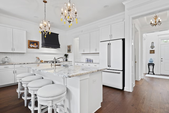 3998 Capensis Ln, Ravenel, SC 29470 - kitchen featuring white fridge, a chandelier, a sink, range hood, and white cabinets