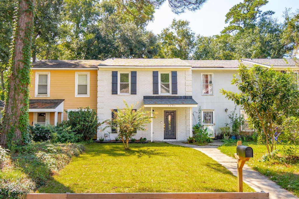 view of front facade featuring a front yard