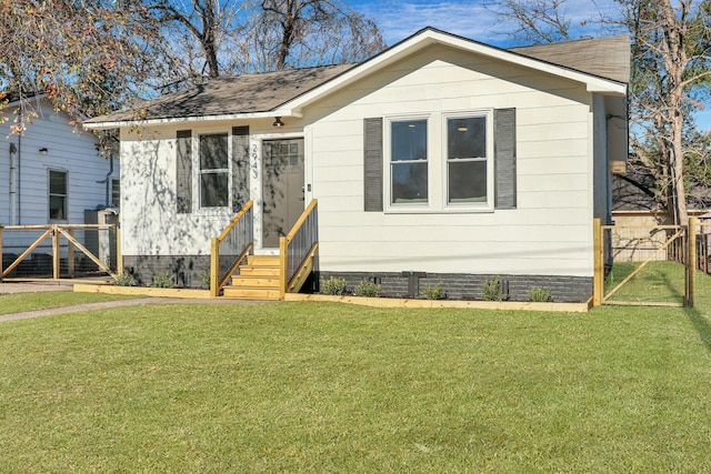 bungalow featuring a front lawn