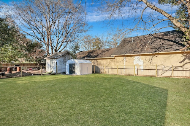 view of yard featuring a storage shed