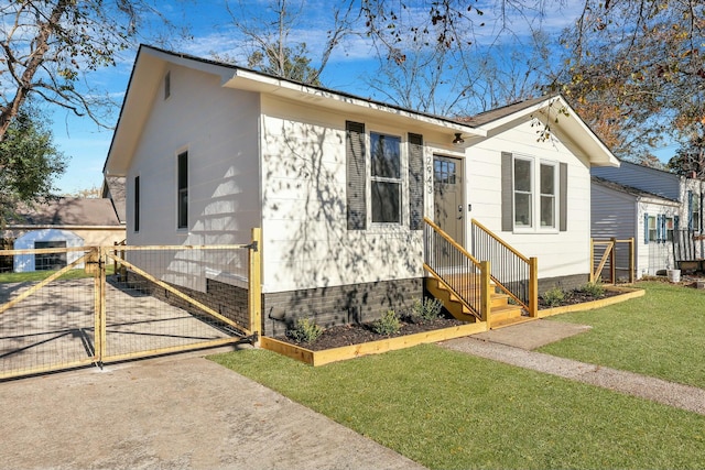 single story home featuring a front lawn