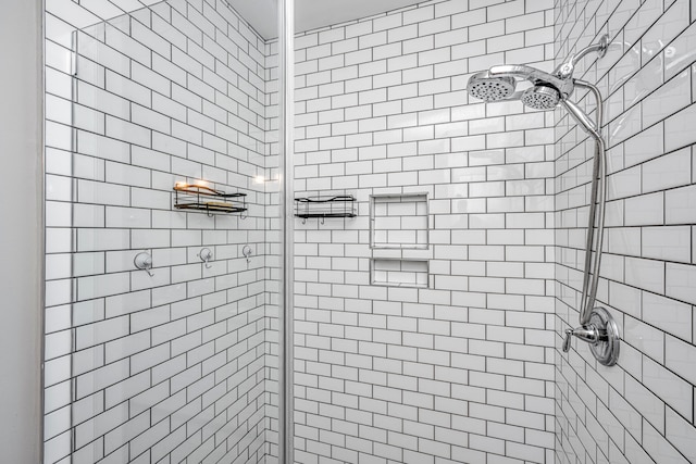 bathroom featuring a tile shower