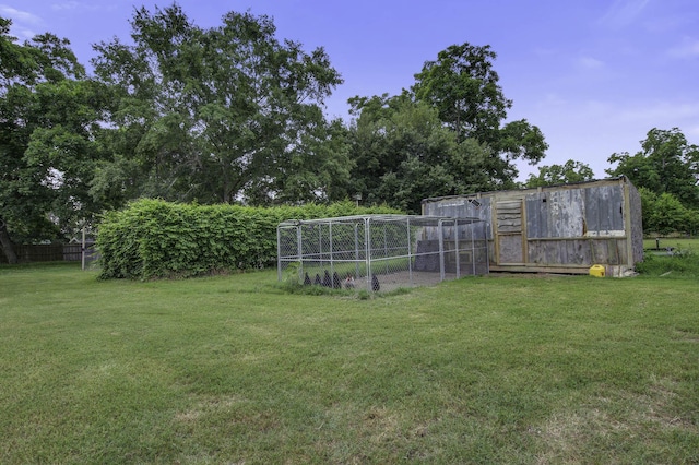 view of yard with an outdoor structure