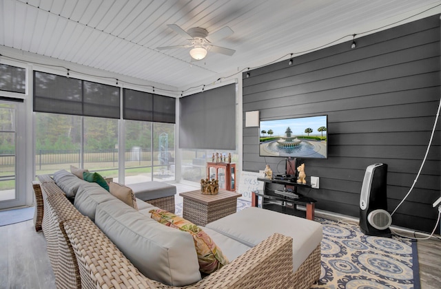 sunroom with ceiling fan