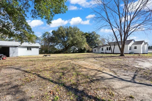 view of yard with an outbuilding