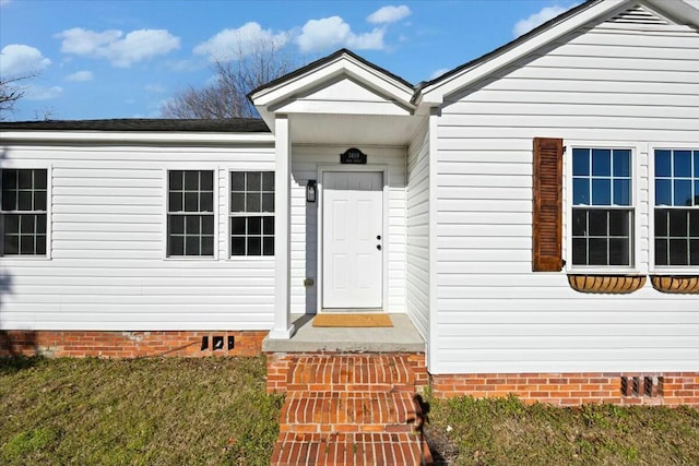 entrance to property featuring crawl space