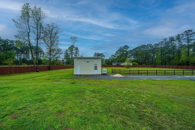 view of yard featuring an outdoor structure