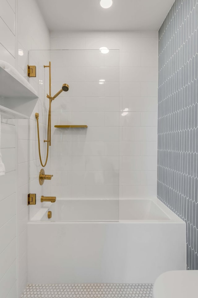 bathroom with tiled shower / bath and toilet