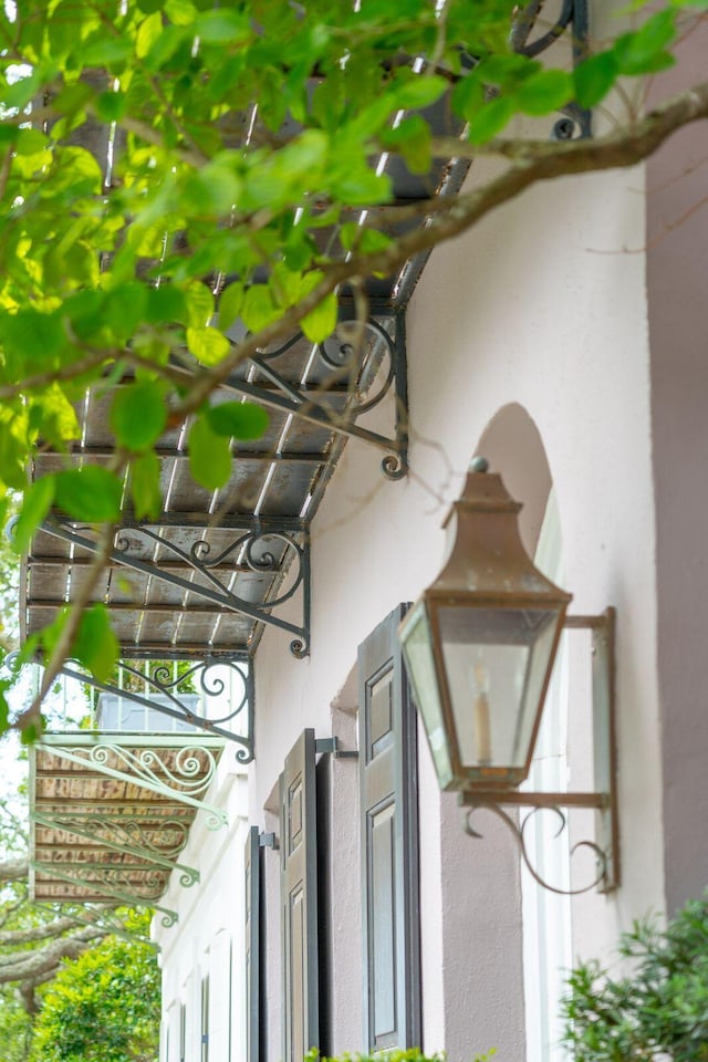 71 E Bay St, Charleston, SC 29401 - exterior view of stucco siding