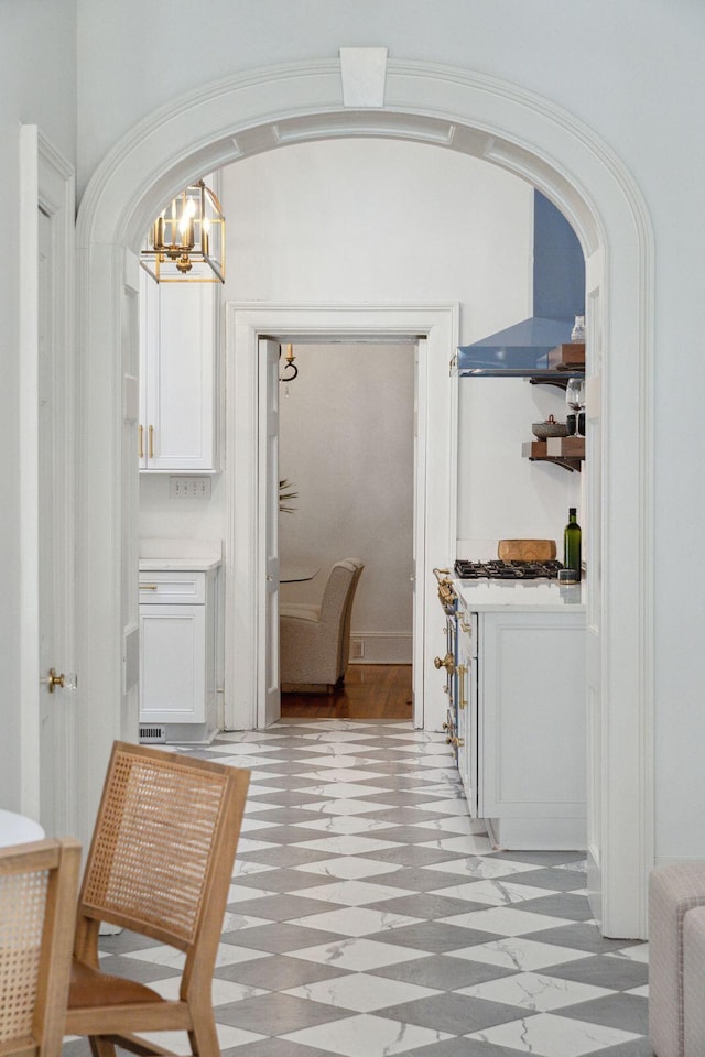71 E Bay St, Charleston, SC 29401 - hallway featuring a chandelier, arched walkways, and light flooring