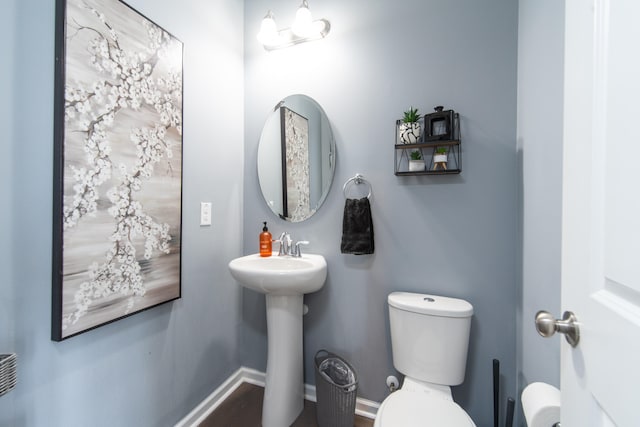 bathroom featuring toilet and sink